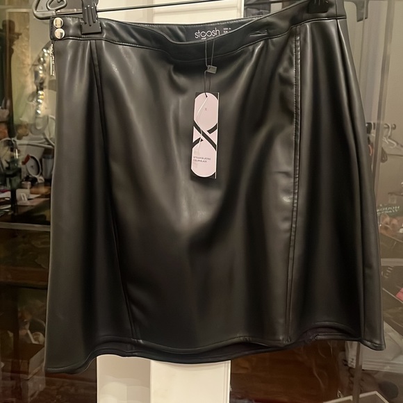 STOOSH PLEATHER BLACK SKIrt BNWT medium side silver zipper w buttons - Picture 3 of 5